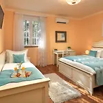 Sun Apartment *